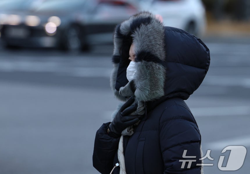 서울 광화문네거리 일대에서 시민들이 추위 속 출근길 발걸음을 옮기고 있다.(사진은 기사 내용과 무관함) /뉴스1 ⓒ News1 구윤성 기자