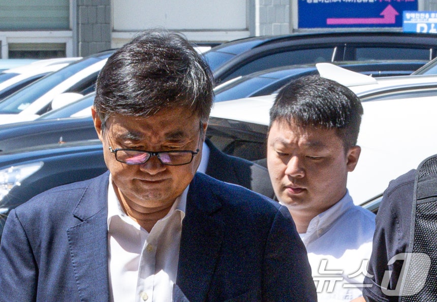 사망자 23명이 발생한 '화성 아리셀 공장 화재'와 관련해 박순관 아리셀 대표와 아들 박중언 총괄본부장이 지난 8월28일 구속 전 피의자 심문(영장실질심사)을 마친 후 대기 장소인 경기도 수원시 영통구 수원남부경찰서