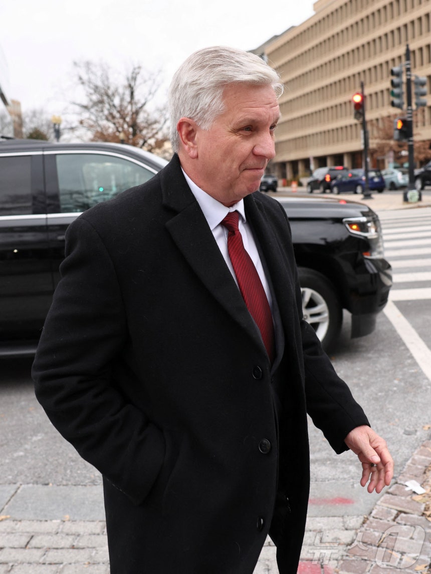 17일(현지시간) 미국 연방준비제도(연준) 차기 의장 후보인 크리스토퍼 월러 연준 이사가 도널드 트럼프 대통령과의 면담을 위해 워싱턴DC 백악관에 도착한 모습.2025.12.17 ⓒ 로이터=뉴스1 ⓒ자