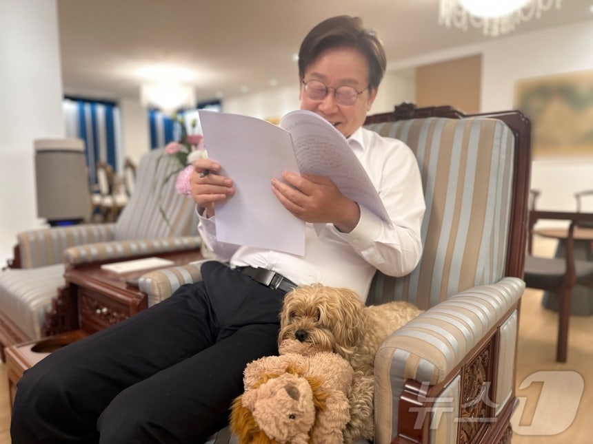 대통령실은 이재명 대통령이 서울 한남동 관저에서 반려견‘바비’와 함께 있는 모습을 SNS에 공개했다.(이재명 대통령 SNS.재판매 및 DB 금지) 2025.7.14/뉴스1 ⓒ News1 이재명 기자