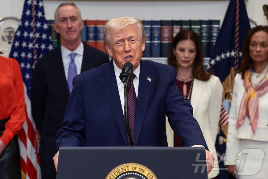 도널드 트럼프 미국 대통령이 19일(현지시간) 워싱턴DC 백악관에서 약값 인하 및 의료보험사들과의 회동 계획에 대해 밝히고 있다.2025.12.19.ⓒ 로이터=뉴스1 ⓒ News1 류정민 특파원