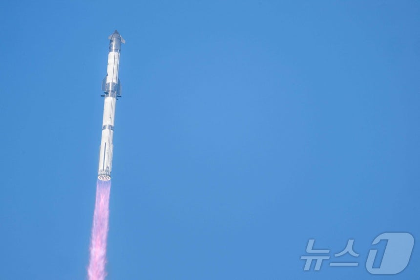 일론 머스크의 스페이스X '스타십' 로켓이 6일(현지 시간) 텍사스주 보카치카 해변 스타베이스 우주 발사시설에서 8차 지구궤도 시험비행을 위해 발사되고 있다.2025.03.07 ⓒ AFP=뉴스1 ⓒ News1 우동