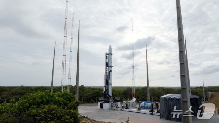 한국시간 20일 오전 4시 35분 브라질 알칸타라 우주센터서 첫 상업 발사 준비를 앞두고 있는 이노스페이스의 로켓 '한빛-나노'가 기립하는 모습.(이노스페이스 제공)/뉴스1