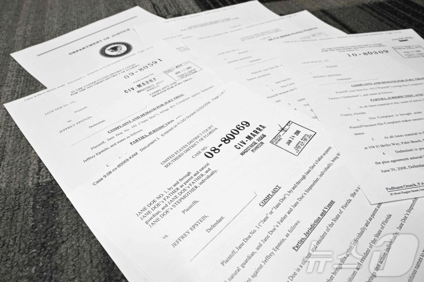 미국 법무부가 19일(현지시간) 제프리 엡스타인 사건에 대한 수사 기록을 공개했다.법원 문서 사진.2025.12.19 ⓒ AFP=뉴스1 ⓒ News1 김경민 기자