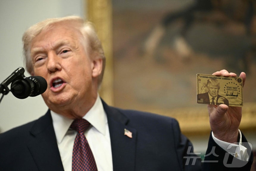 도널드 트럼프 미국 대통령이 19일(현지시간) 워싱턴DC 백악관 루스벨트룸에서 '트럼프 골드 카드'를 들고 있다.2025.12.19 ⓒ AFP=뉴스1 ⓒ News1 국제부 공용 기자