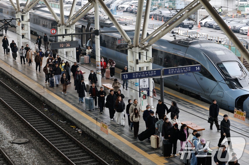 서울역에서 승객들이 이동 중인 모습.2025.12.11/뉴스1 ⓒ News1 안은나 기자