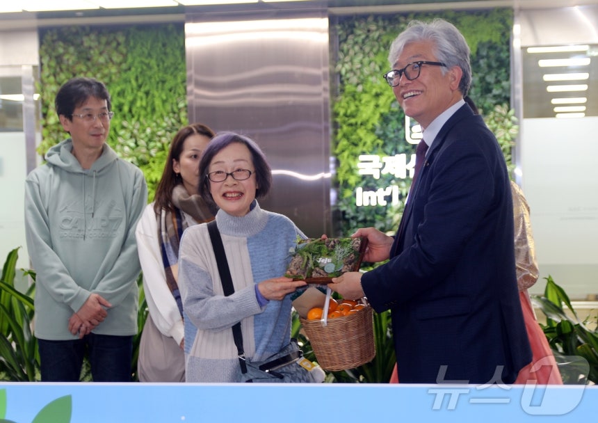 20일 오후 제주국제공항 국제선 입국장에서 일본 후쿠오카발 직항기(티웨이항공 TW228편)를 타고 제주를 찾은 일본 관광객들이 도착해 환영 선물을 받고 있다.제주~후쿠오카 직항 노선은 코로나19 팬데믹으로 2020