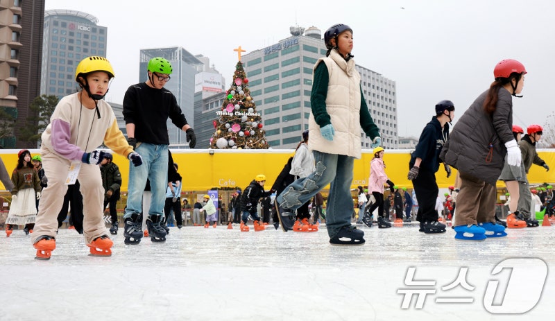 첫 주말 맞이한 <b>서울광장 스케이트</b>장