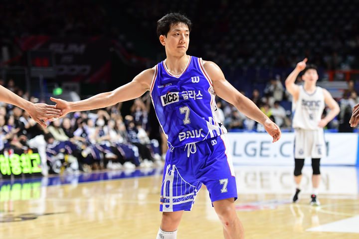 허훈 <b>프로</b> 첫 트리플더블…<b>프로농구 KCC</b>, 고양 소노에 108-81 대승(종합)