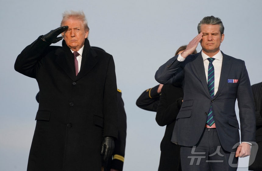 도널드 트럼프 미국 대통령과 피트 헤그세스 국방장관이 17일(현지시간) 미국 델라웨어주 도버 공군기지에서 시리아 전사자인 아이오와 주방위군 소속 에드가 토레스 토바르 상사, 윌리엄