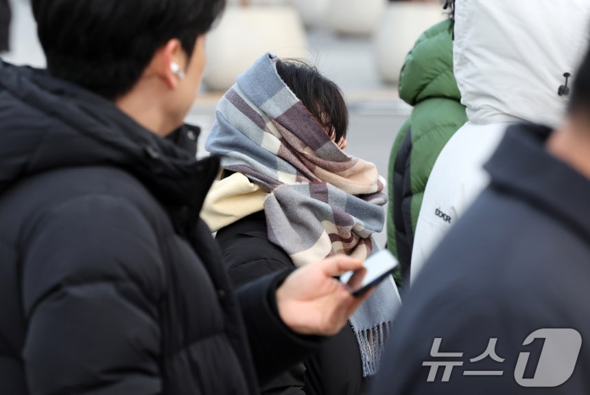 전국 대부분 기온이 영하권의 추운 날씨를 보인 3일 서울 종로구 광화문네거리에서 두터운 옷차림을 한 시민들이 발걸음을 옮기고 있다.2025.12.3/뉴스1 ⓒ News1 이호윤 기자