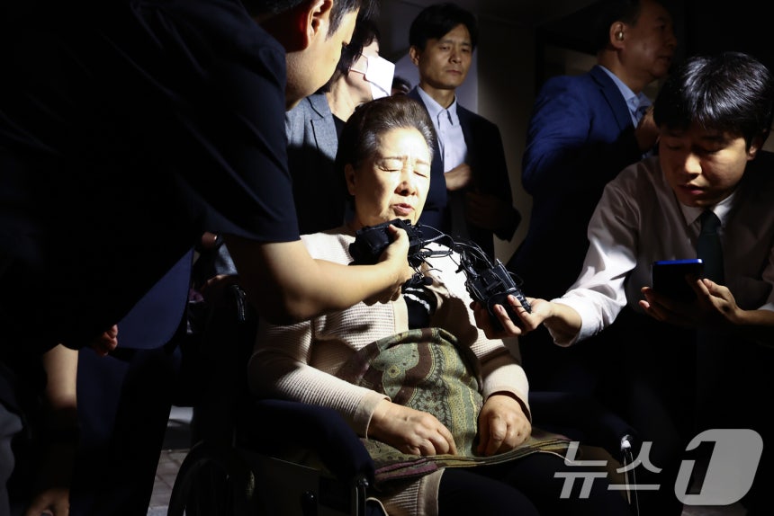 불법 정치 자금 제공 혐의를 받는 한학자 통일교 총재가 지난 9월17일 오후 서울 종로구 김건희 특검팀(특별검사 민중기) 사무실에서 나오며 취재진 질의에 답하고 있다.2025.9.17/뉴스1 ⓒ News1 김민지 