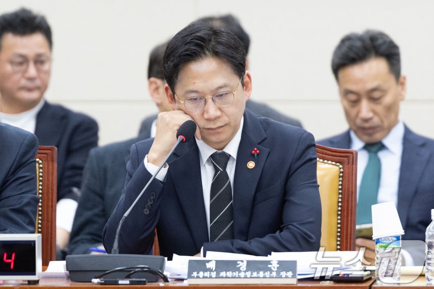 배경훈 과학기술정보통신부 장관이 2일 서울 여의도 국회에서 열린 제429회국회(정기회) 과학기술정보방송통신위원회 제18차 전체회의에 출석해 생각에 잠겨있다.2025.12.2/뉴스1 ⓒ News1 이승배 기자