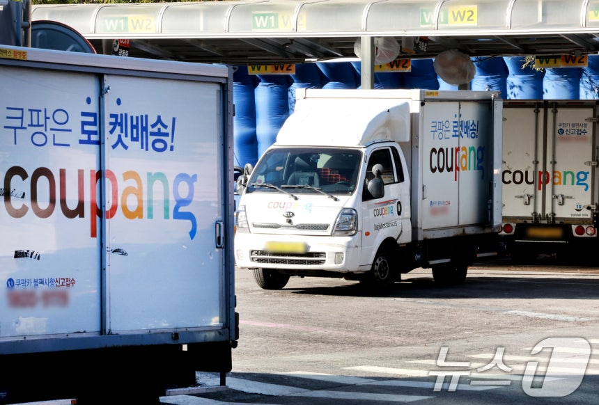 8일 서울 한 쿠팡 물류센터 앞에 쿠팡카(쿠팡 배송트럭)가 주차돼 있는 모습.2025.12.8/뉴스1 ⓒ News1 이호윤 기자