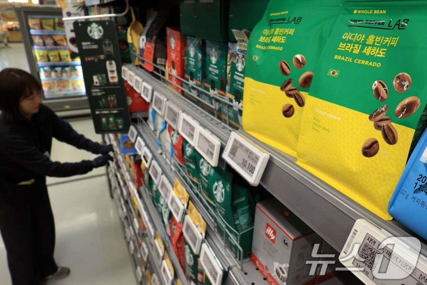 서울 시내의 한 마트에 원두커피가 진열된 모습.2025.12.12/뉴스1 ⓒ News1 이호윤 기자