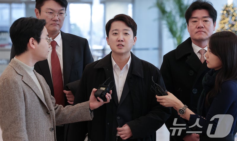'<b>공천개입 의혹</b>' <b>이준석</b> 특검 출석…"尹 공범 엮으려는 무리한 시도"