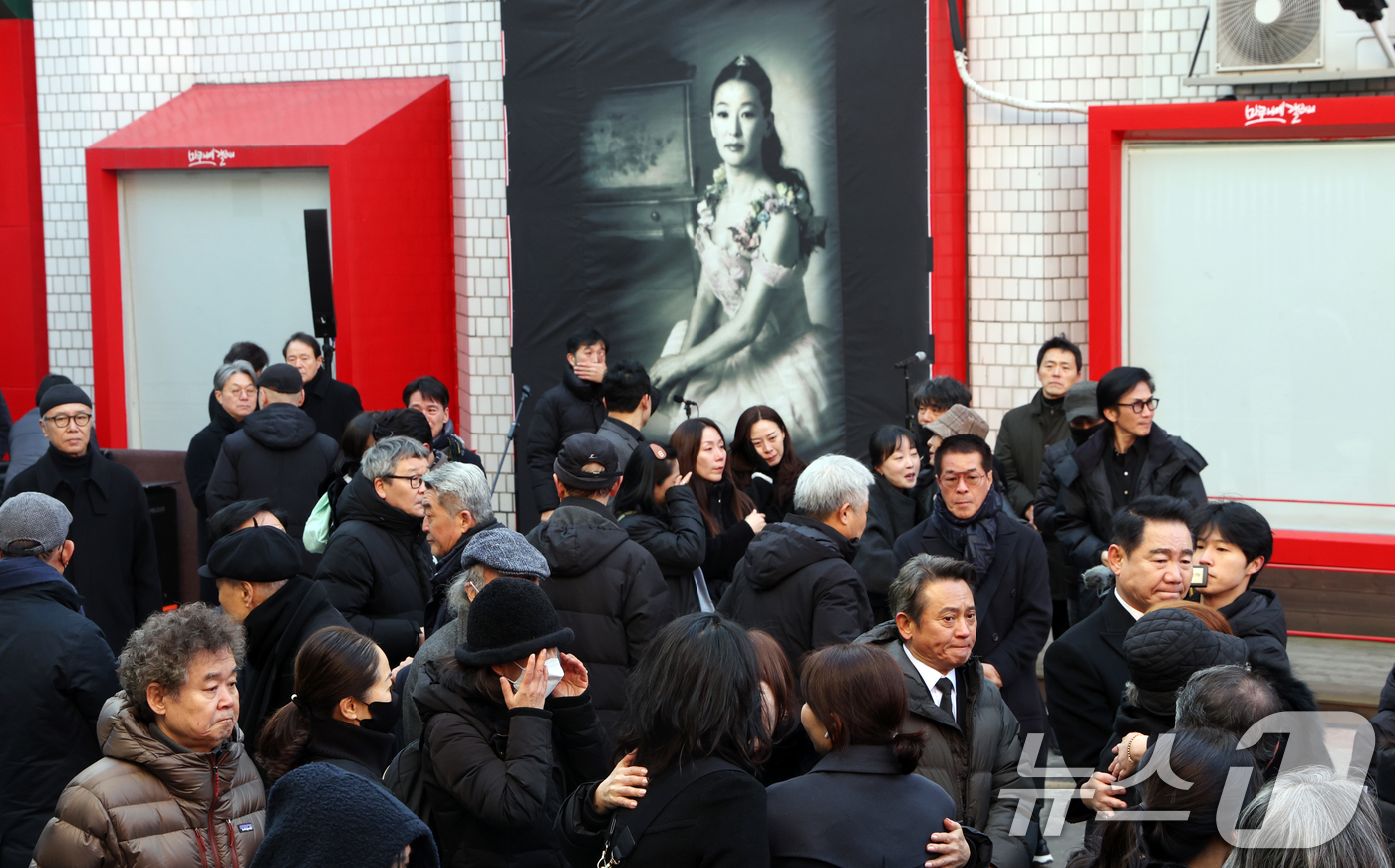 연극계 큰 별 <b>윤석화</b>, 사랑했던 대학로에서 <b>영면</b>