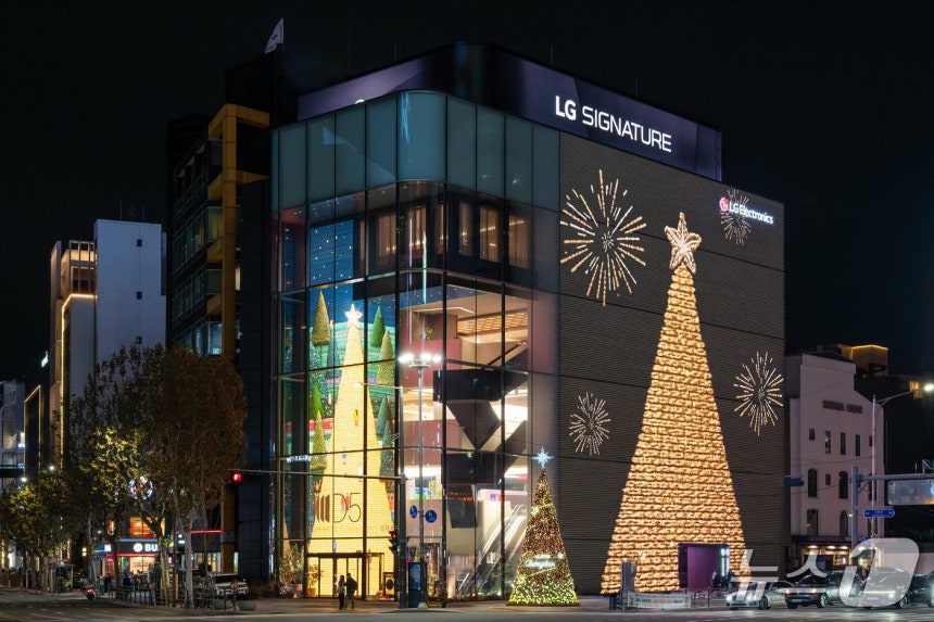 서울 강남구 도산대로에 위치한‘LG전자 플래그십 D5’외벽이 크리스마스 트리로 물들었다.LG전자는 크리스마스를 비롯해 계절에 따라 다양한 테마의 미디어 파사드를 통해 도심 속 새로운 시각적 즐거움을 제공할 예정
