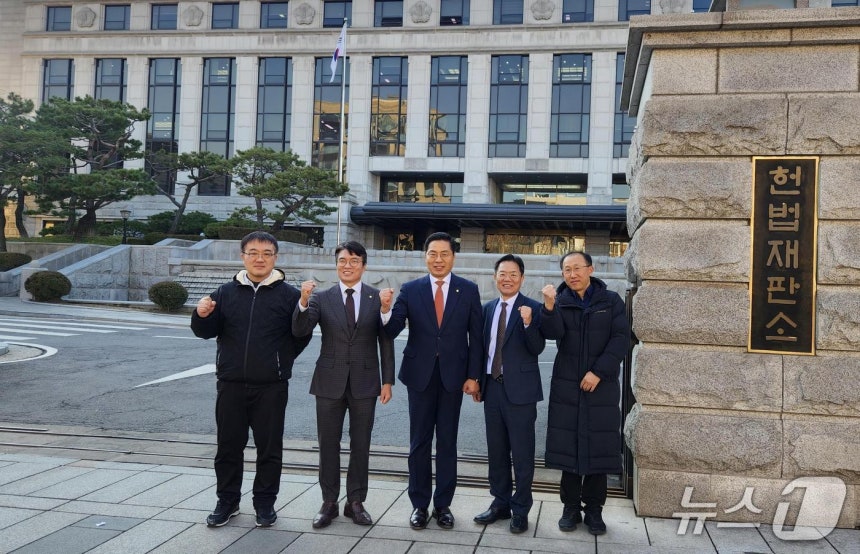 헌법재판소가 변호사의 세무사 자동자격 부여를 폐지한 세무사법 등에 대해 합헌 결정을 내렸다.사진은 구재이 회장(가운데) 등 한국세무사회 임원들이 헌재 판결에 환영하고 있는 모습.(한국세무사회 제공.재판매 및 DB