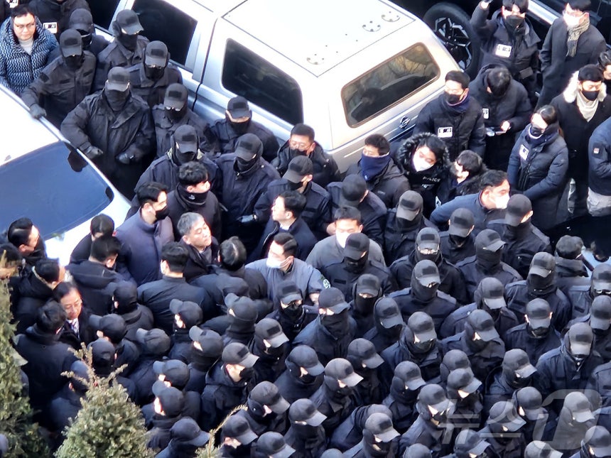 이대환 고위공직자범죄수사처(공수처) 부장검사 등 공수처 수사관들이 지난 1월 3일 오전 8시 30분쯤 서울 용산구 한남동 대통령 관저 검문소에 진입해 윤석열 대통령에 대한 체포영장을 집행하려 하자 육군 수도방위사령부