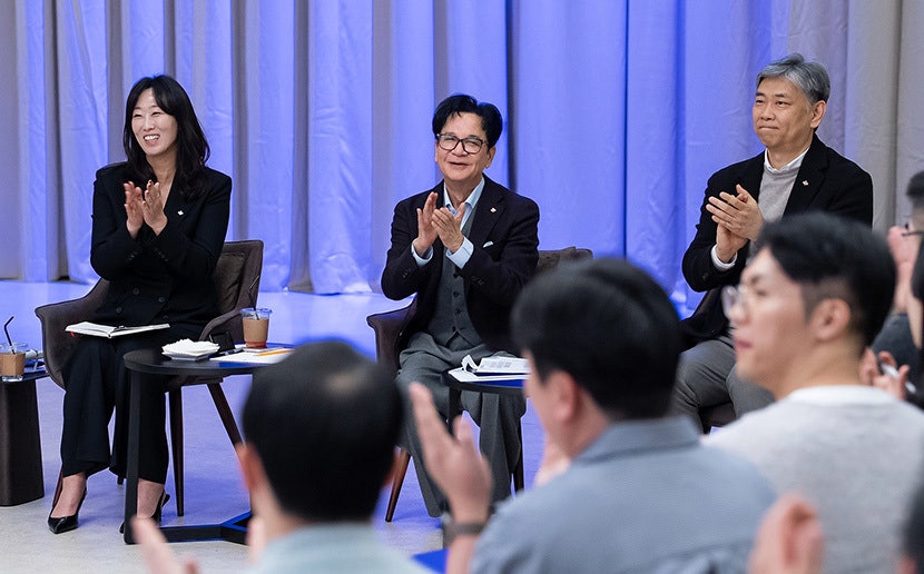 CJ그룹 이재현 회장이 서울 서초구 CJ온스타일 본사에서 직원들을 만났다.왼쪽부터 이선영 CJ ENM 커머스부문 대표,이재현 회장,김홍기 CJ주식회사 대표.(CJ 제공).