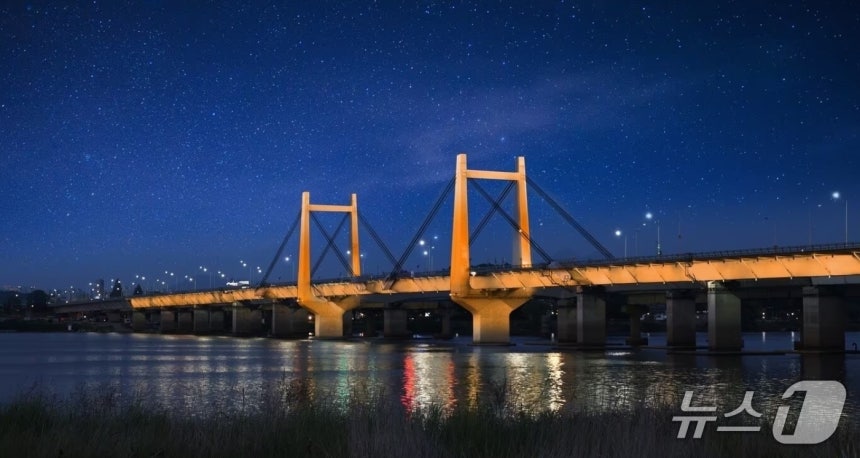 야간 조명이 켜진 신 행주대교./뉴스1 DB