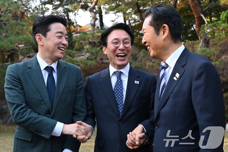 당정대 "부동산 대책 지혜 짜낼 것…석화·<b>철강 구조개편</b> 불가피"