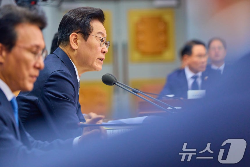 이재명 대통령이 19일 서울 종로구 정부서울청사 별관에서 열린 금융위원회·공정거래위원회 업무보고에서 발언하고 있다.(대통령실 제공.재판매 및 DB 금지) 2025.12.19/뉴스1 ⓒ News1 허경 기자