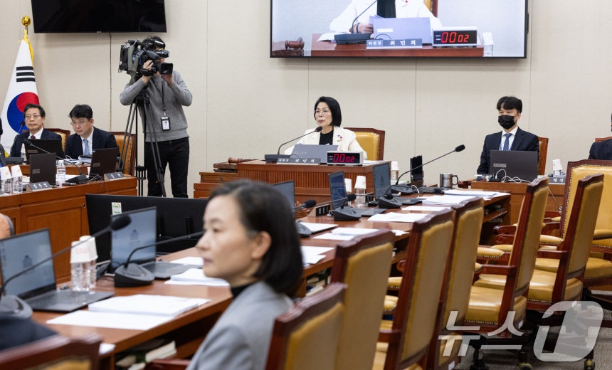 지난 10일 서울 여의도 국회에서 열린 제430회국회(임시회) 과학기술정보방송통신위원회 제1차 전체회의에서 국민의힘 위원들이 정보통신망법 일부 개정안에 반대하며 퇴장한 빈자리가 보