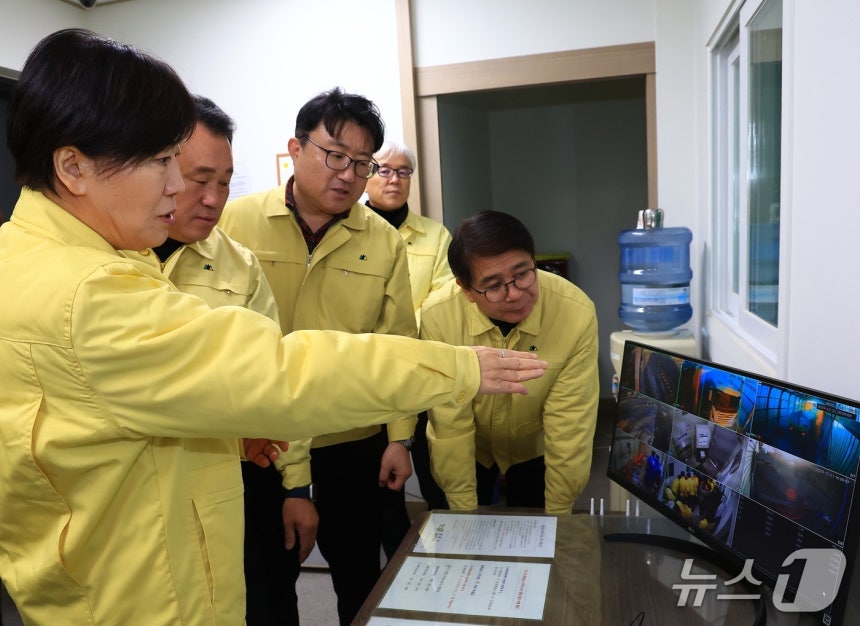 송미령 농림축산식품부 장관은 21일 충북 청주를 찾아 방역관리 실태를 점검했다(농식품부 제공).ⓒ 뉴스1