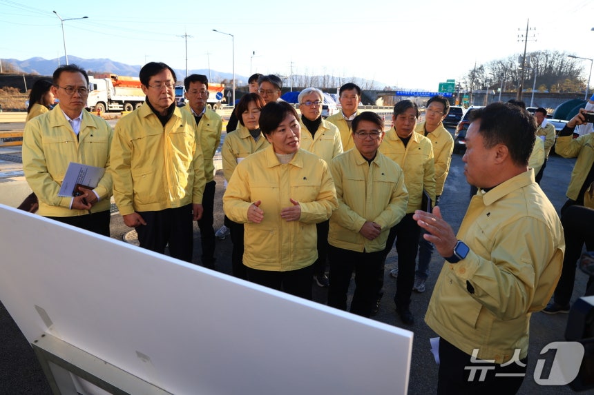 송미령 농림축산식품부 장관은 21일 충북 청주를 찾아 방역관리 실태를 점검했다(농식품부 제공).ⓒ 뉴스1