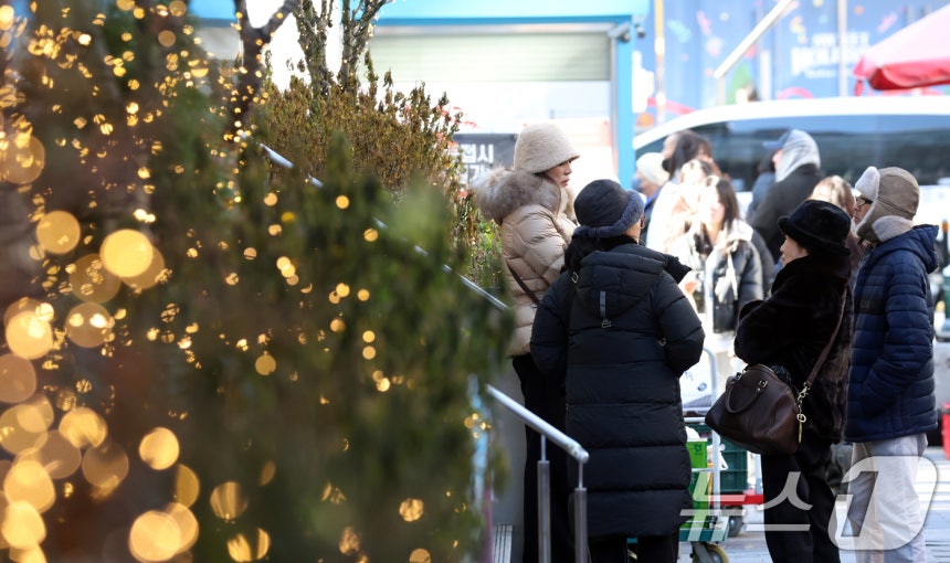 휴일인 21일 서울 명동에서 시민들이 추운 날씨속에서 연말을 보내고 있다.이날 서울 낮기온은 2도를 보였다.한편 연중 밤의 길이가 가장 긴 동지(冬至)인 22일은 아침 기온이 낮아 쌀쌀하다가 오후부터 평년 기온을