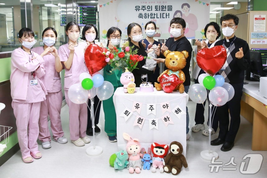 대구에서 출생 체중이 400g도 안돼 생존이 위태롭던 초극소저체중출생아(극초미숙아)가 의료진의 치료와 부모의 헌신적 돌봄으로 무사히 집으로 돌아갔다.사진은 극초미숙아였던 이유주 양의 퇴원을 축하하는 대구가톨릭대병원