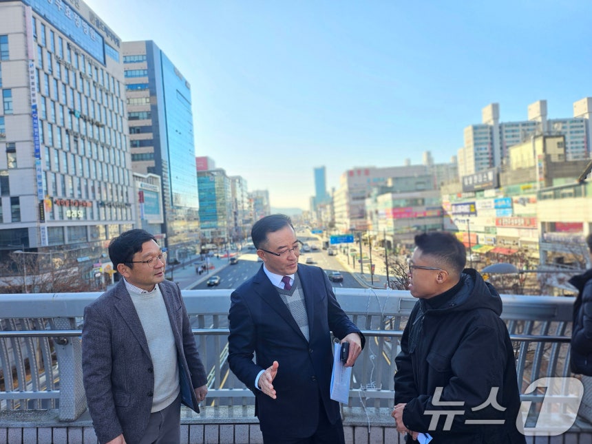 22일 광주 도시철도 2호선 1단계 도로개방 구간인 광주 서구 치평동 상무중앙로에서 김준영 광주시 시민안전실장이 현황을 설명하고 있다.2025.12.22/뉴스1 ⓒ News1 이수민 기자