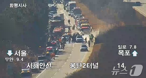 22일 오전 10시 30분쯤 전남 무안군 서해안 고속도로 서울 방면 18㎞ 지점에서 차량 7대가 추돌한 현장 모습.(한국도로공사 갈무리.재판매 및 DB 금지)