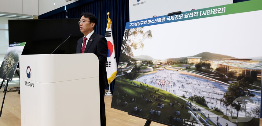 강주엽 행정중심복합도시건설청 청장이 22일 오전 세정시 정부세종청사 중앙동 브리핑실에서 국가상징구역 마스터플랜 국제공모 최종 당선작을 발표하고 있다.국가상징구역은 국회 세종의사당,<a href=