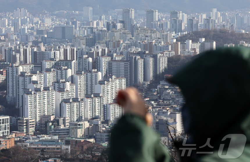 21일 서울 중구 남산에서 바라본 서울 도심 아파트 단지 모습.ⓒ News1 장수영 기자