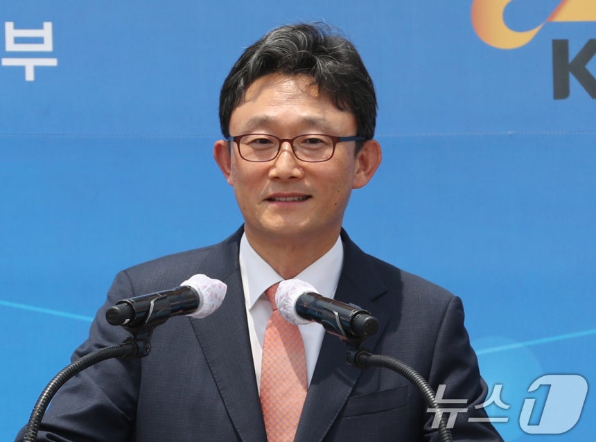 KT 이사회가 박윤영 전 KT 기업부문장 사장을 차기 KT 대표이사(CEO) 단수 후보로 확정했다.박 전 사장의 임기는 내년 3월말 정기 주주총회 의결을 거쳐 시작된다.(뉴스1 DB) 2025.12.16/뉴스1 