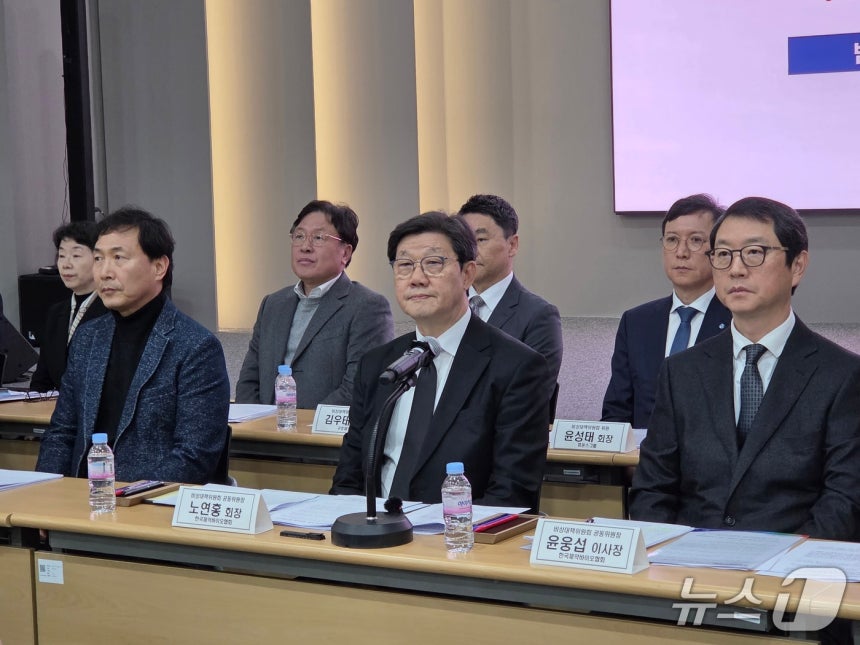 노연홍 비대위 공동위원장(한국제약바이오협회장)(가운데)과 윤웅섭 비대위 공동위원장(한국제약바이오협회 이사장,일동제약 대표)이 기자회견에 나서고 있다.2025.12.22/뉴스1 황진중 기자