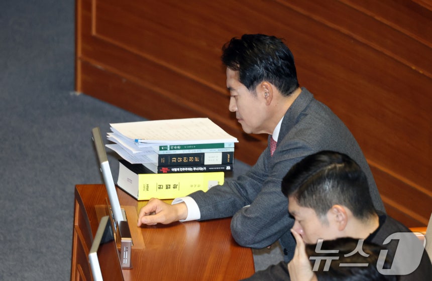 22일 서울 여의도 국회에서 열린 제430회국회(임시회) 제2차 본회의에서 장동혁 국민의힘 대표가 12·3 윤석열 비상계엄 등에 대한 전담재판부 설치 및 제보자 보호 등에 관한 특별법안(대안)에 대한 무제한토론(필리