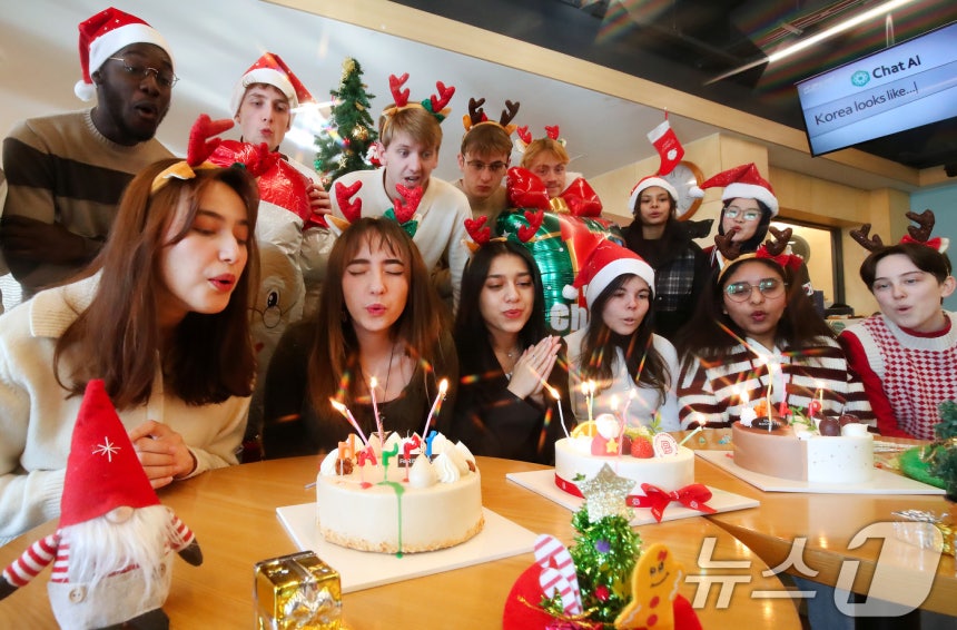 22일 대구 달서구 계명대학교 인터내셔널 라운지에서 겨울방학을 맞은 외국인 유학생들이 크리스마스 파티에 모여 소원을 빌며 촛불을 끄고 있다.2025.12.22/뉴스1 ⓒ News1 공정식 기자