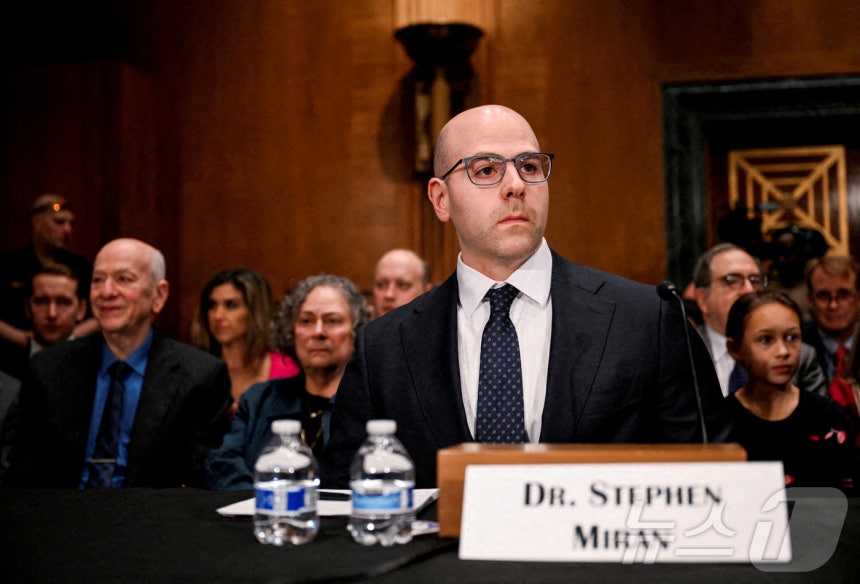 미국 연방준비제도 이사로 지명된 스티븐 마이런 백악관 경제자문위원회 의장이 지난 2월 27일(현지시간) 상원 은행·주택·도시위원회 인준 청문회에서 착석해 있다.2025.09.10.ⓒ 로이터=뉴스1