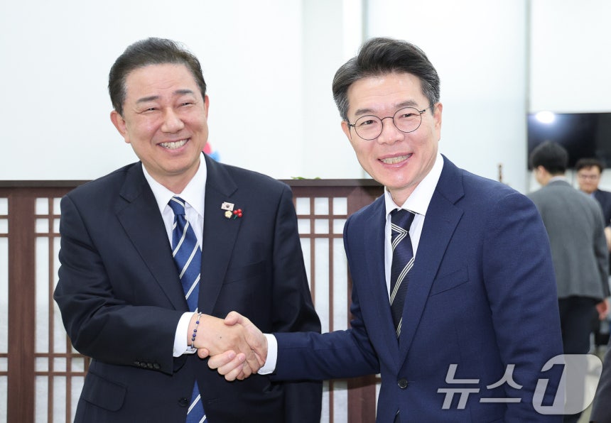 정원오 성동구청장이 서울 여의도 국회에서 김병기 더불어민주당 원내대표와 면담하고 있다.2025.12.22/뉴스1 ⓒ News1 신웅수 기자