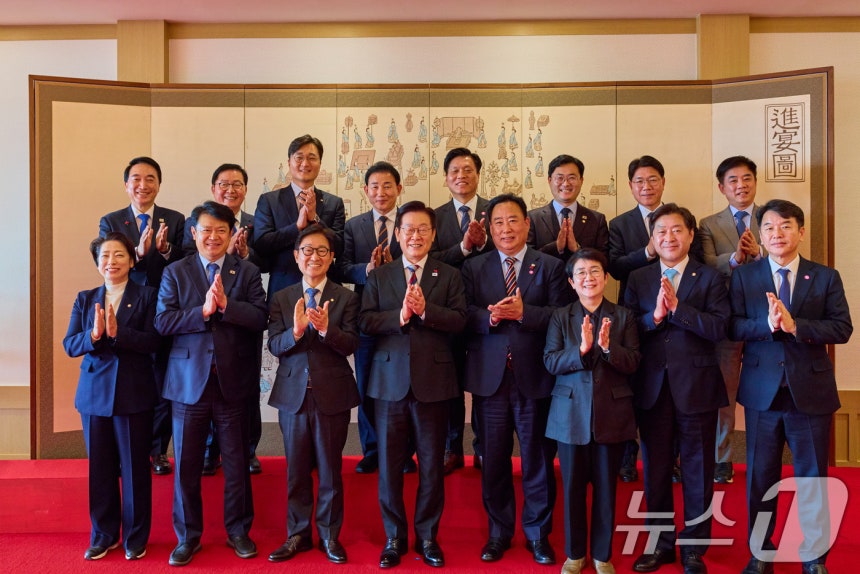 이재명 대통령이 18일 서울 용산 대통령실에서 열린 대전·충남 국회의원 오찬 간담회에서 참석자들과 기념촬영을 하고 있다.(대통령실 제공.재판매 및 DB 금지) 2025.12.18/뉴스1 ⓒ News1 허경 기자