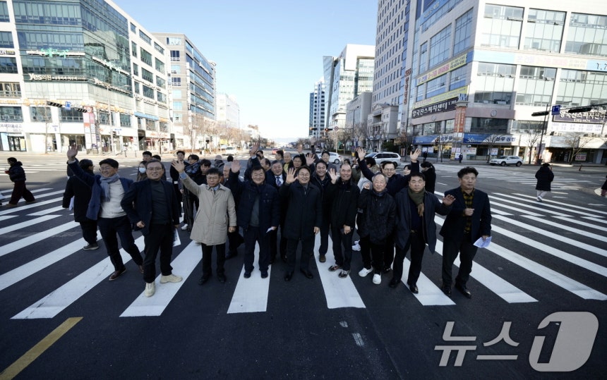 강기정 광주시장이 22일 오전 시청 '광주도시철도 2호선 1단계 구간 도로개방 현장 확인' 행사에서 시민 등과 기념촬영을 하고 있다.(광주광역시 제공.재판매 및 DB금지) 2025.12.22/뉴스1