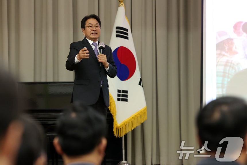 강기정 광주시장이 19일 광산구청 윤상원홀에서 열린 '광주 군공항 이전 주민 설명회'에서 부지 개발에 대해 이야기 하고 있다.2025.12.19/뉴스1 ⓒ News1 이승현 기자