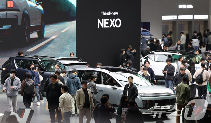 지난 4월 경기 고양 킨텍스 제1전시장에서 열린 2025 서울모빌리티쇼에서 관람객들이 현대자동차 부스 내 차량들을 관람하는 모습(자료사진).2025.4.4/뉴스1 ⓒ News1 권현진 기자