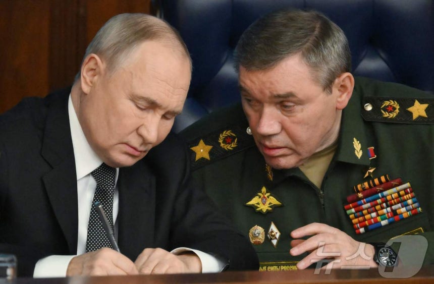블라디미르 푸틴 러시아 대통령이 16일(현지시간) 모스크바 국가 방위 통제 센터에서 열린 국방부 간부 확대회의에 발레리 게라시모프 참모총장과 참석을 하고 있다.2024.12.17 ⓒ AFP=뉴스1 ⓒ News1 우