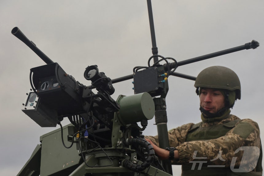 우크라이나 동부 하르키우주 쿠퍈스크에서 우크라이나군이 13일(현지시간) 칼라슈니코프 탱크 기관총을 준비하고 있다.2025.11.13 ⓒ 로이터=뉴스1 ⓒ News1 강민경 기자