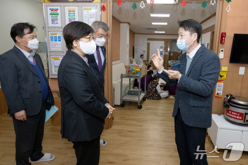 환자의 낙상을 막기 위해 경도요양병원은 '온돌 병동'도 만들었다.온돌 병동을 소개 중인 이윤환 인덕의료재단 이사장.(보건복지부 제공)